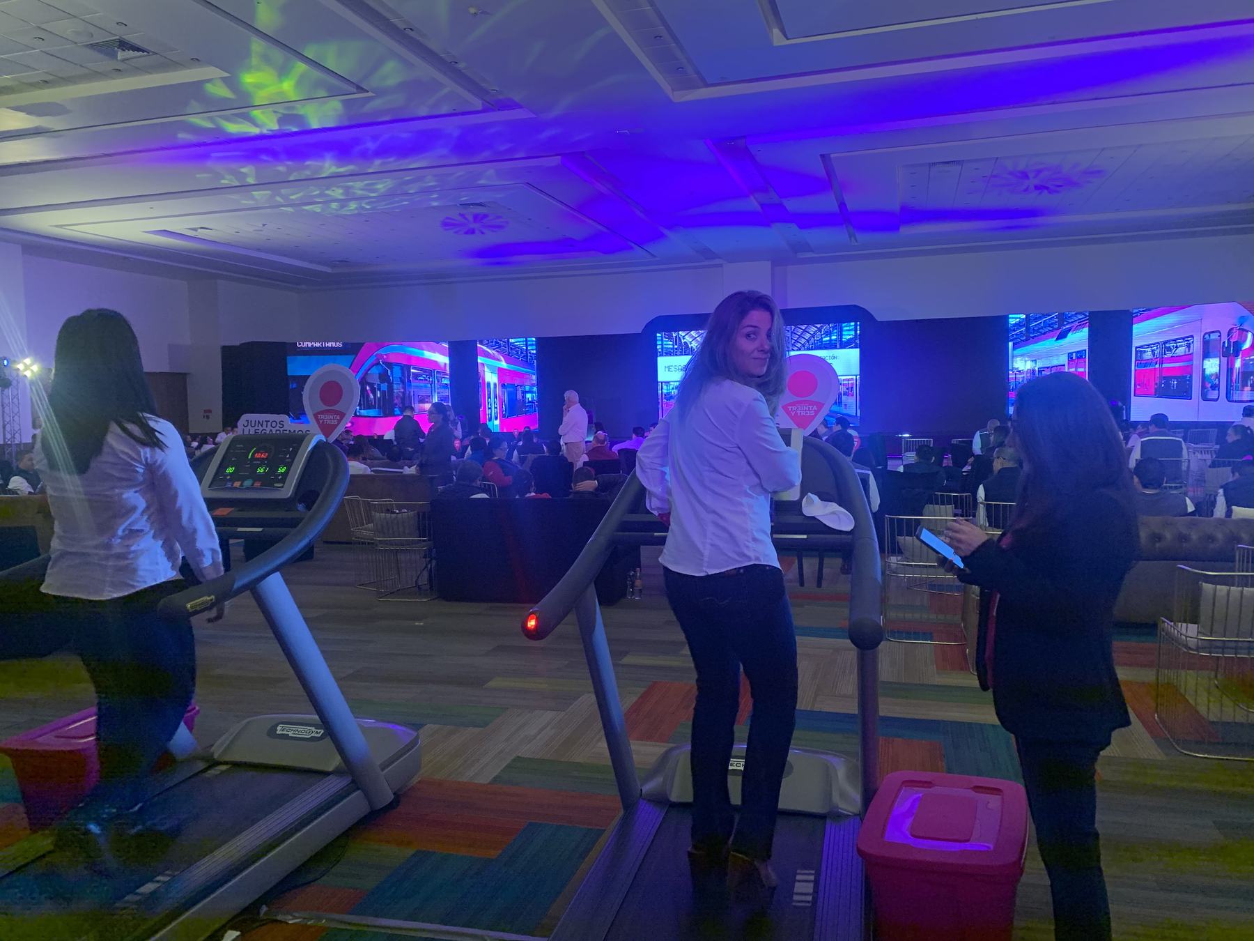 Activación interactiva con caminadoras y pantallas LED en un evento corporativo