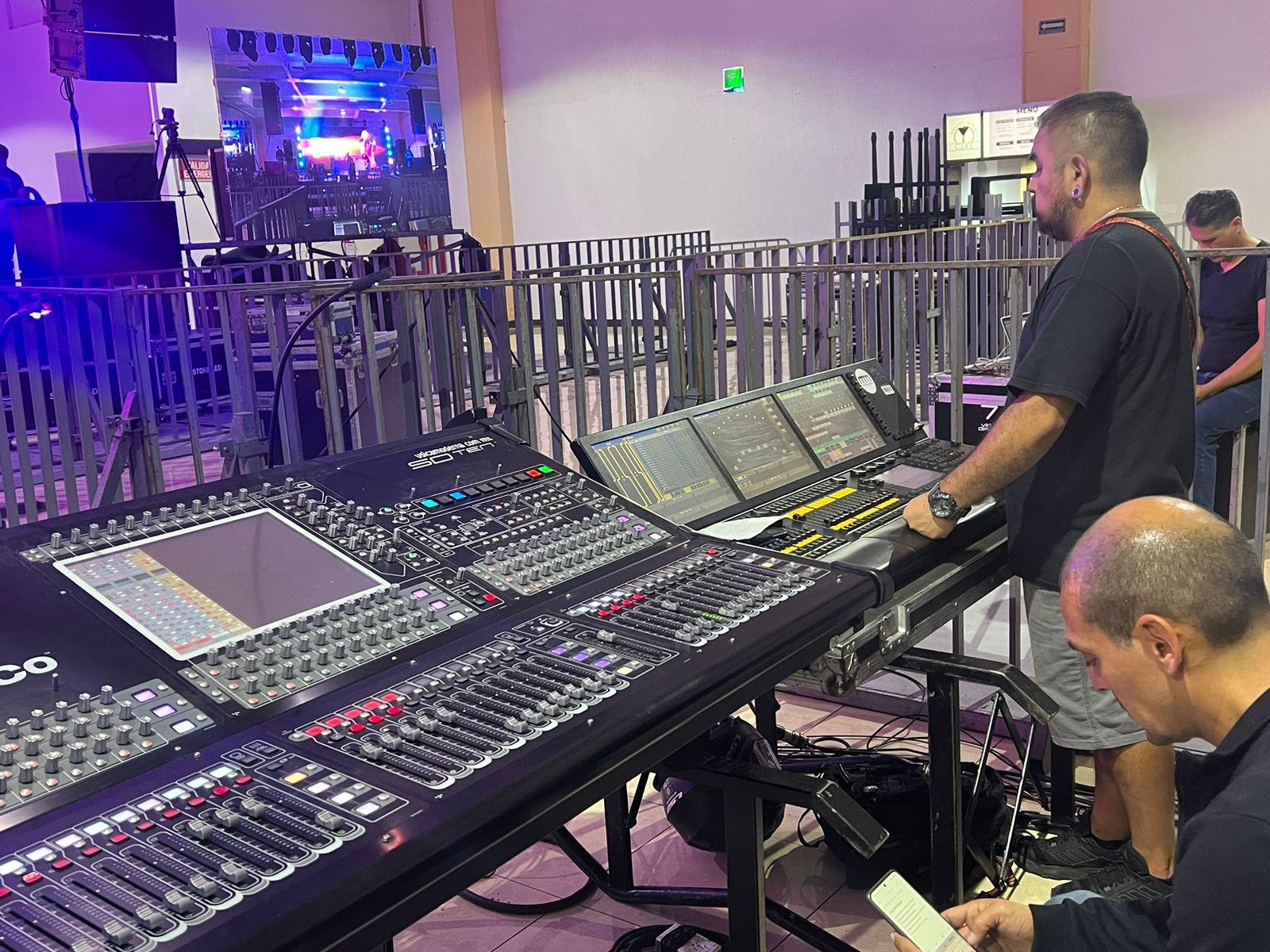 Operador de audio frente a una consola digital durante un evento en vivo