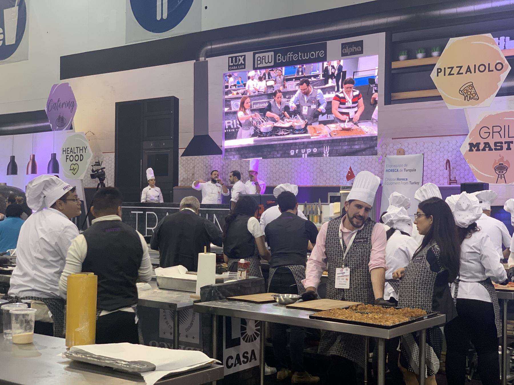 Producción audiovisual en piso de expo durante una competencia culinaria en vivo