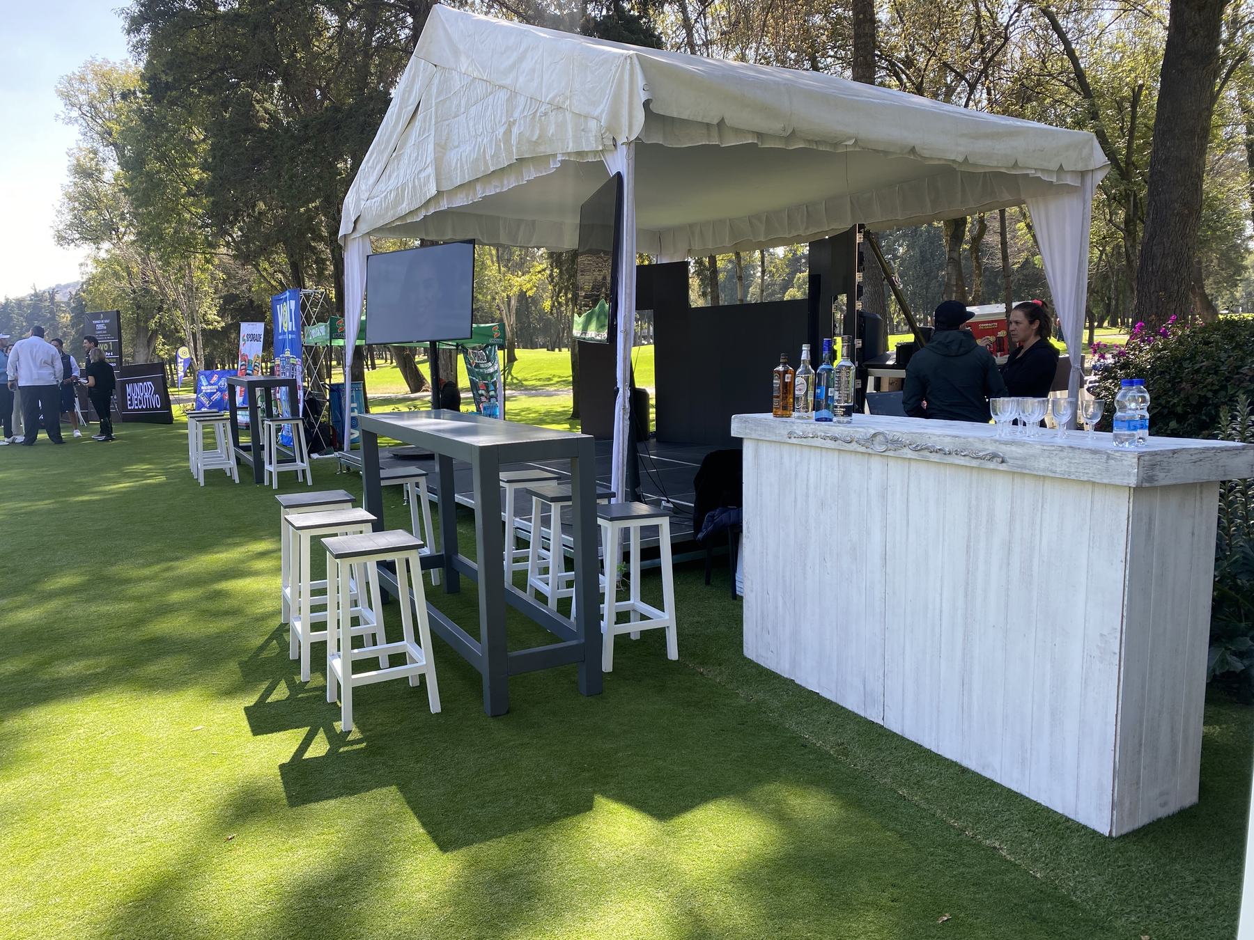 Escenario y barra de cortesía montados para un torneo de golf