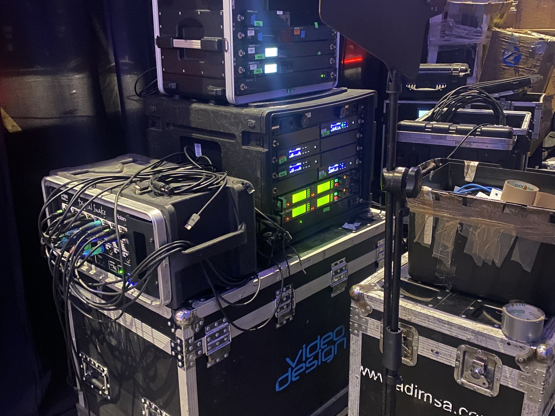 Racks de audio inalámbrico y cases de VideoDesign en backstage