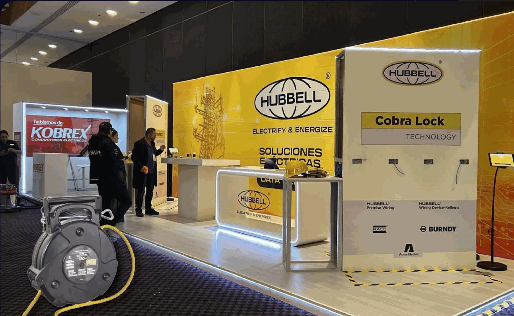 Mesa interactiva con sensores de movimiento para Hubbell en un stand de exposición