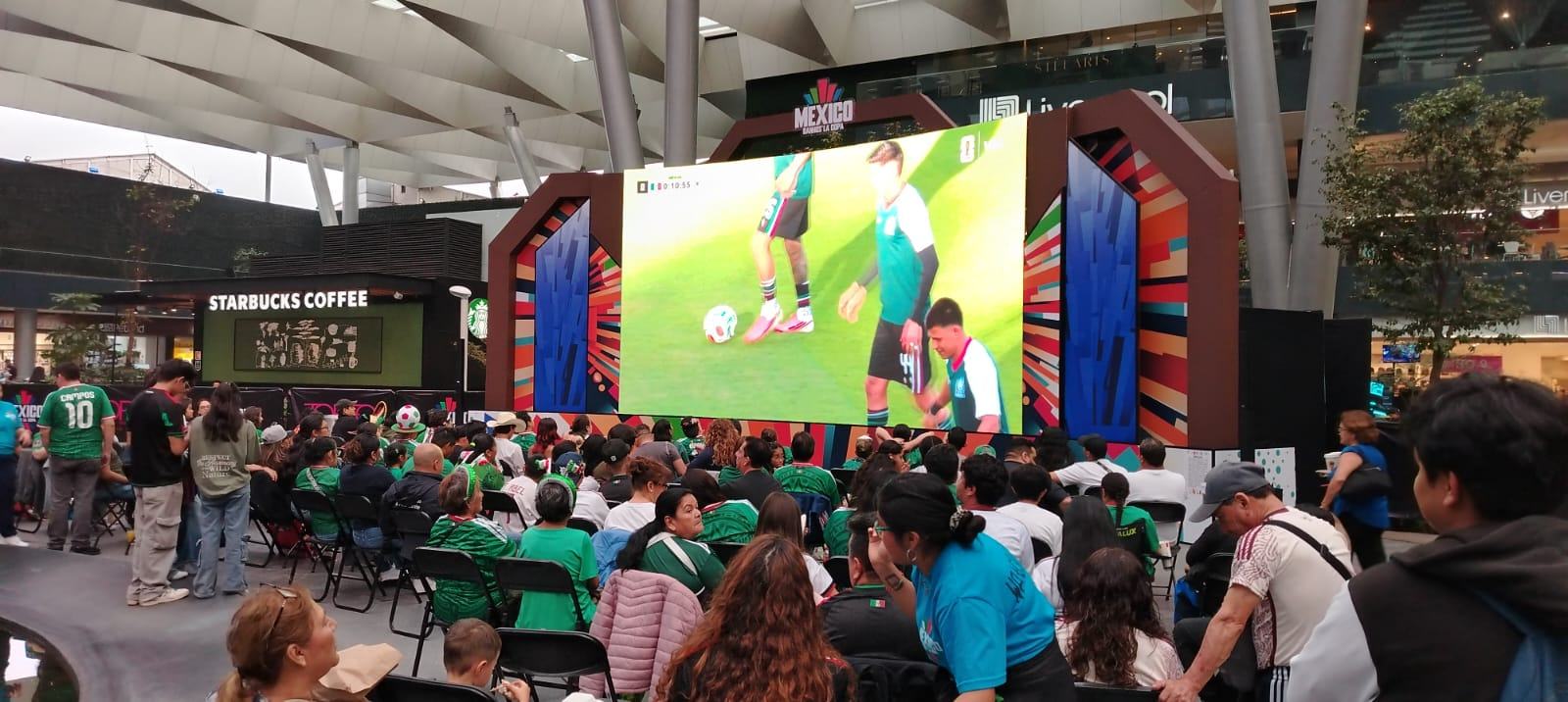 Público sentado frente a la pantalla LED gigante de VideoDesign viendo un partido del Mundial de 2026 en una plaza