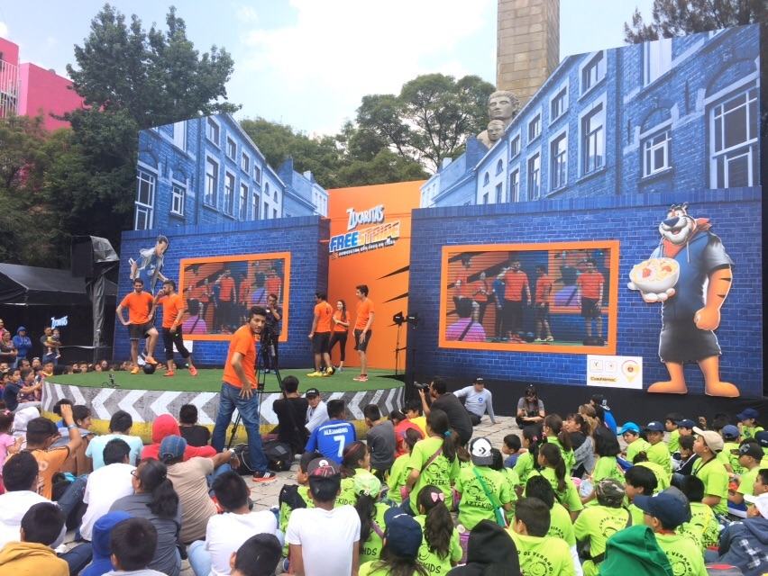 Activación Zucaritas Free Style: escenografía urbana con doble pantalla LED y público infantil