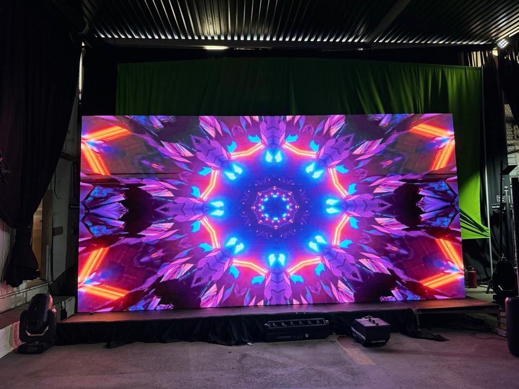 Muro de pantalla LED de VideoDesign encendido con contenido a color durante pruebas